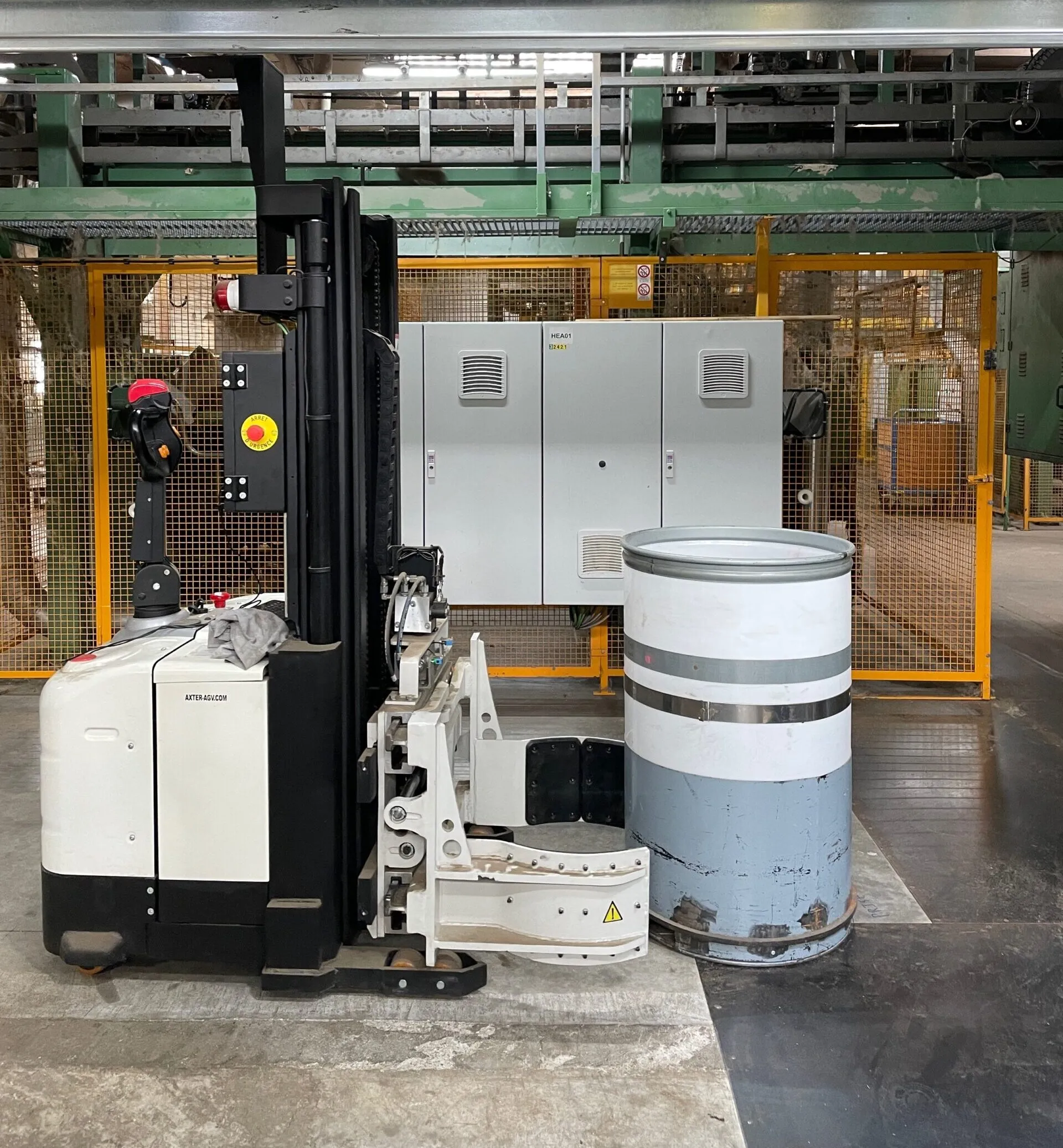 AGV accessoirisé équipé d’une pince pour la manutention de charges spéciales doté d’une grande polyvalence