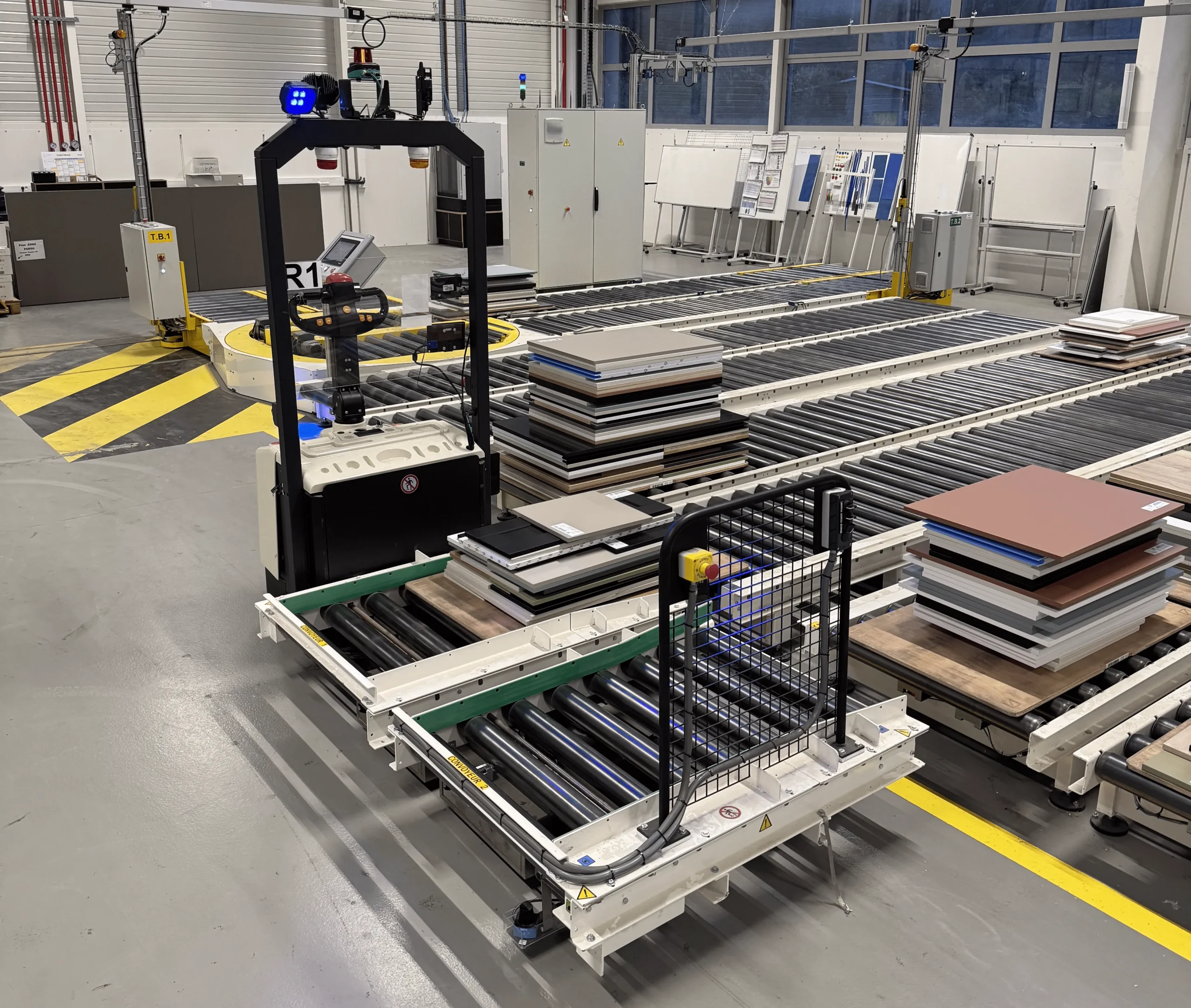 Véhicule de manutention équipé de tables à bandes ou rouleaux intègre des lignes à chargements depuis et vers des convoyeurs