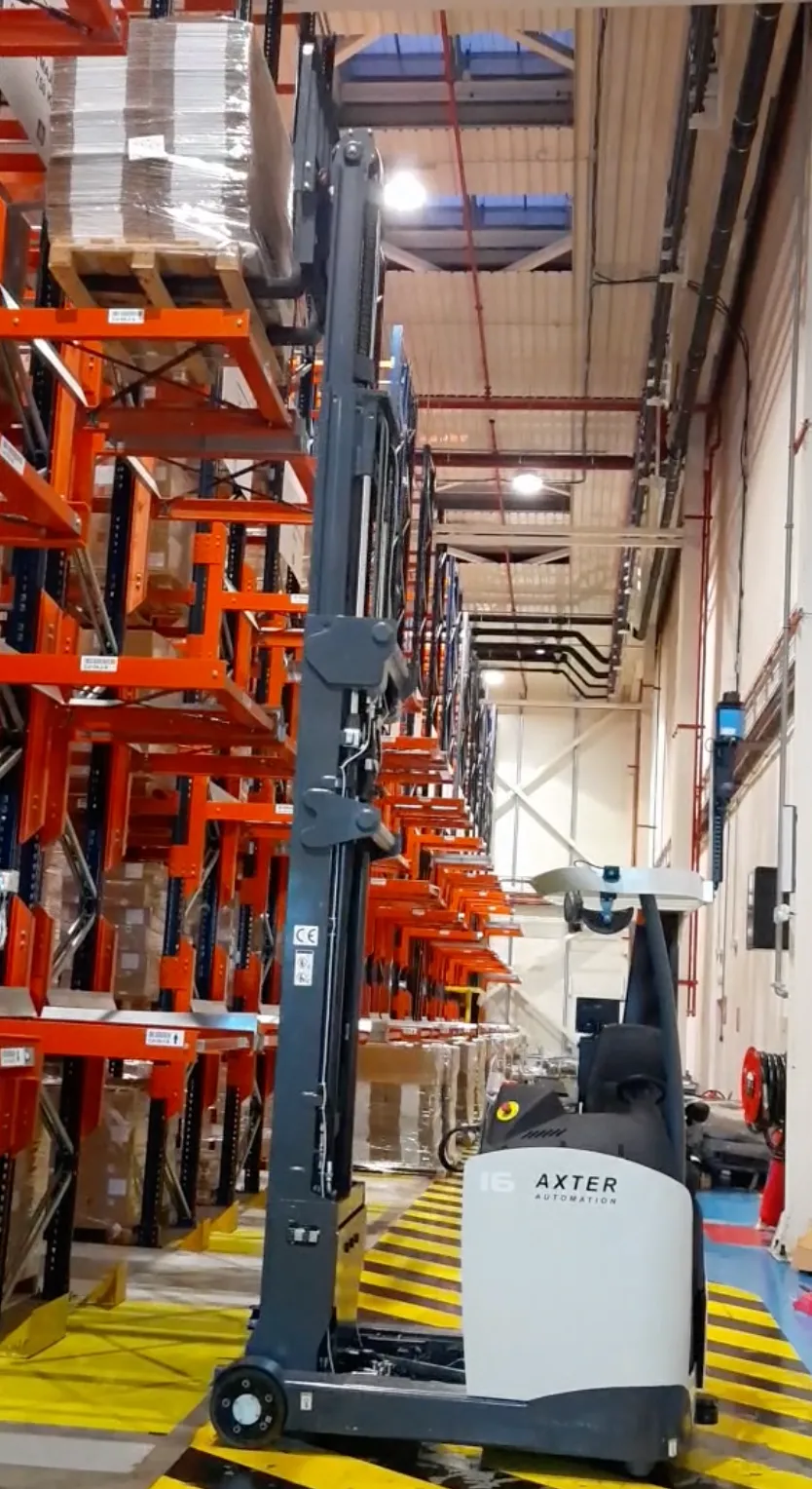 L’AGV Grande hauteur opère une manutention à grande hauteur apporte une solution précise aux difficultés de rayonnage
