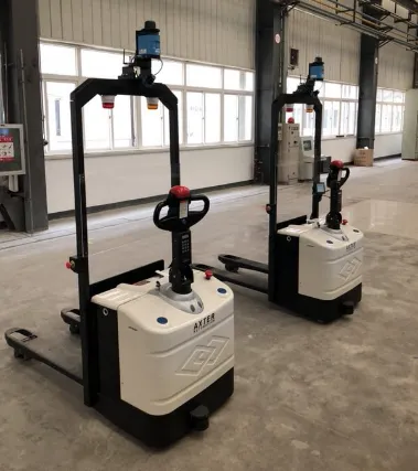 AGV transpalette en position de repos, prêt à fonctionner dans une entreprise